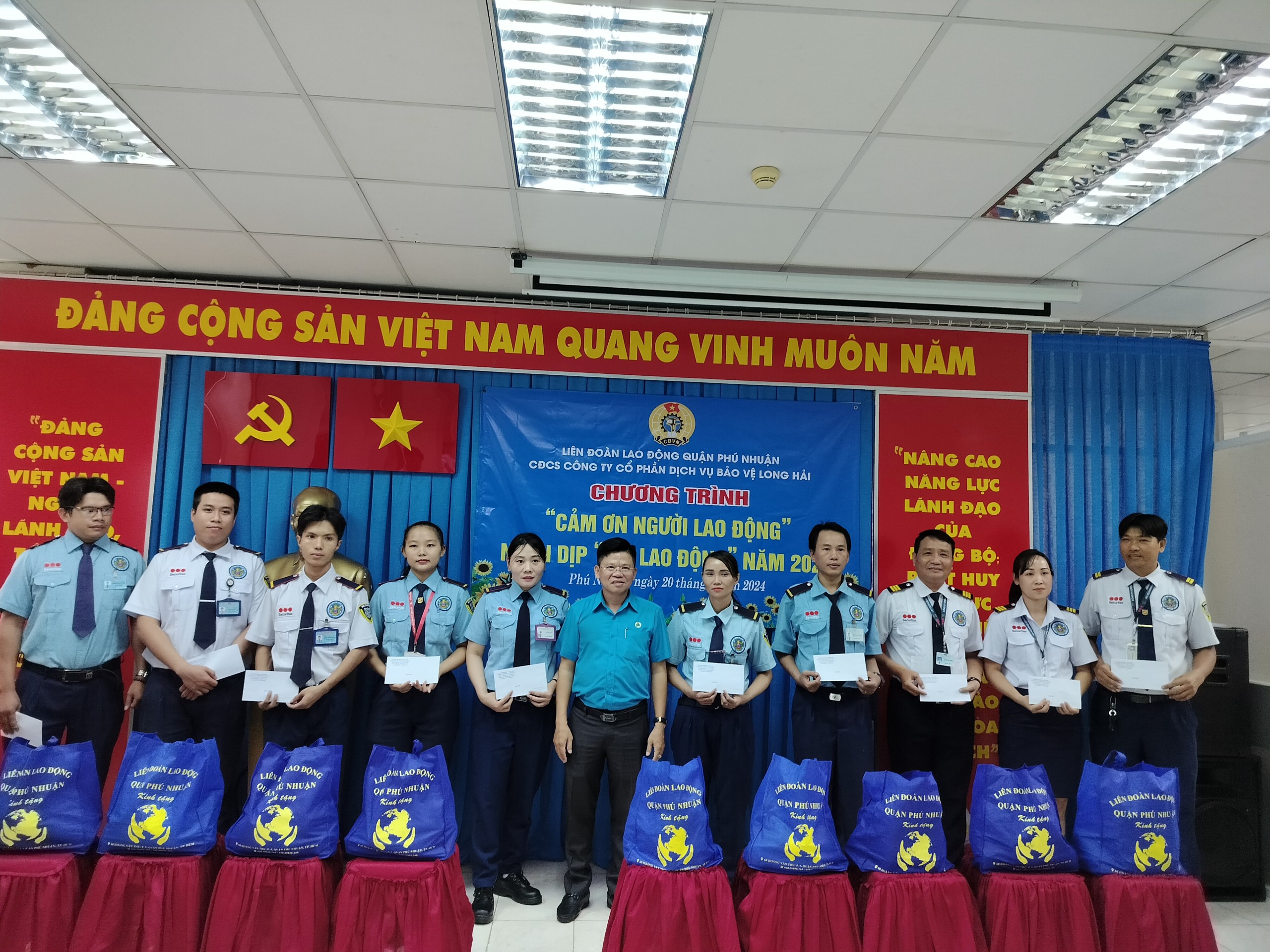 Chủ doanh nghiệp x&uacute;c động khi C&ocirc;ng đo&agrave;n đến tận nơi tri &acirc;n nh&acirc;n vi&ecirc;n c&ocirc;ng ty- Ảnh 5.