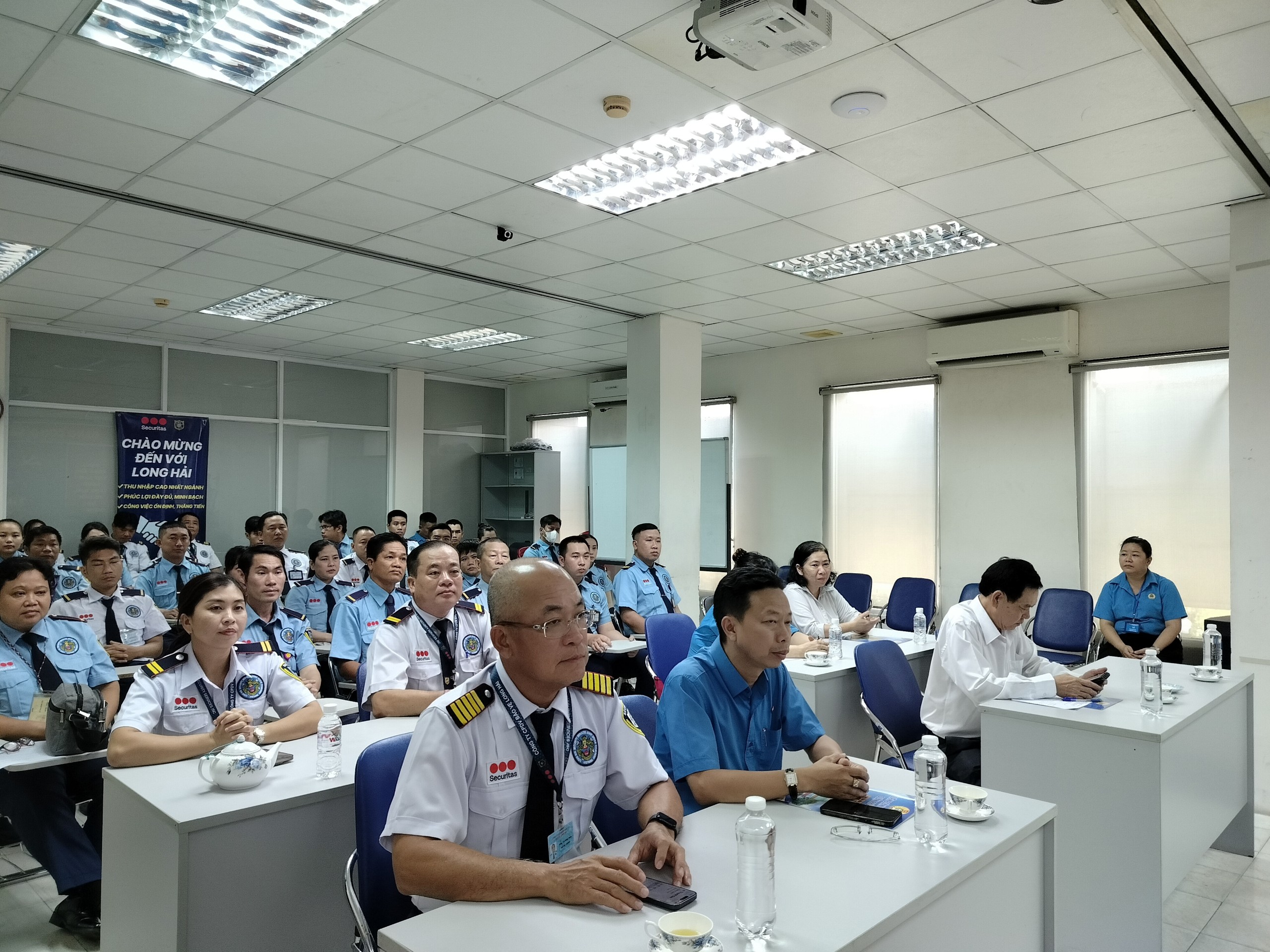 Chủ doanh nghiệp x&uacute;c động khi C&ocirc;ng đo&agrave;n đến tận nơi tri &acirc;n nh&acirc;n vi&ecirc;n c&ocirc;ng ty- Ảnh 1.