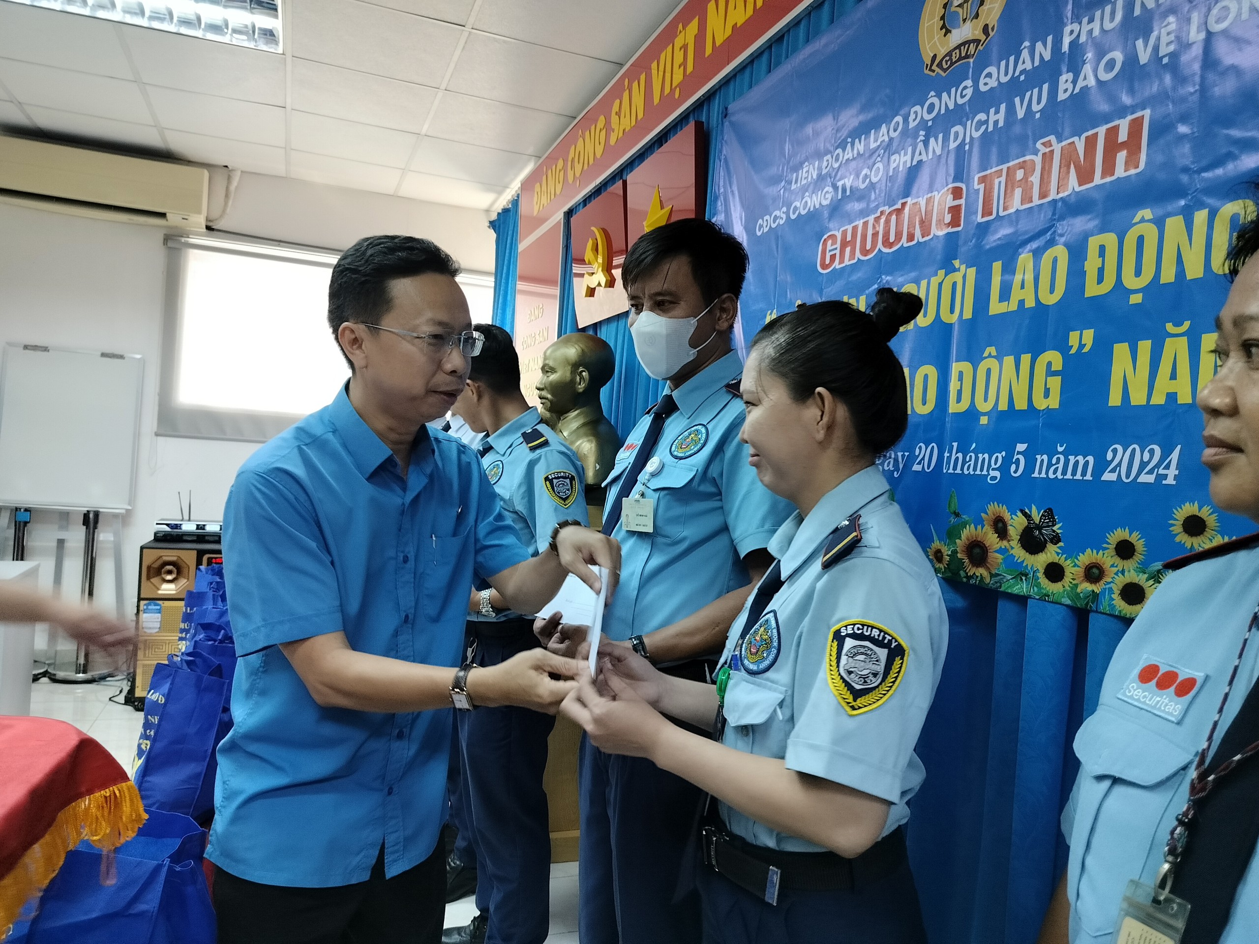 Chủ doanh nghiệp x&uacute;c động khi C&ocirc;ng đo&agrave;n đến tận nơi tri &acirc;n nh&acirc;n vi&ecirc;n c&ocirc;ng ty- Ảnh 3.