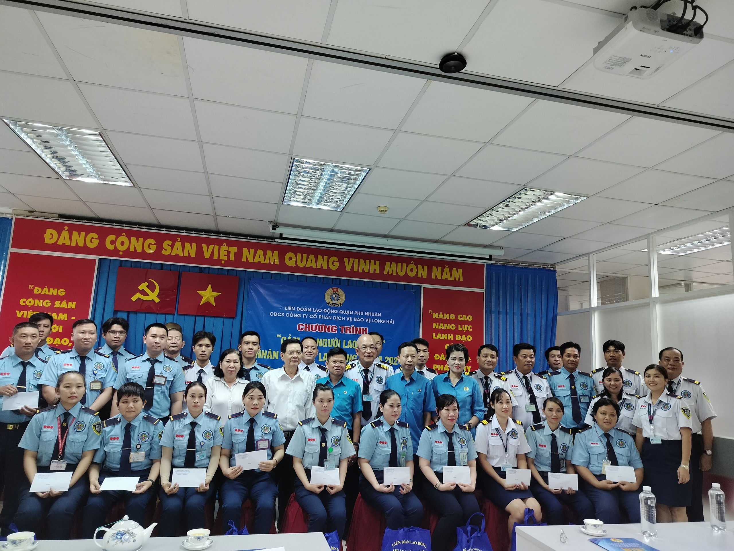 Chủ doanh nghiệp x&uacute;c động khi C&ocirc;ng đo&agrave;n đến tận nơi tri &acirc;n nh&acirc;n vi&ecirc;n c&ocirc;ng ty- Ảnh 6.