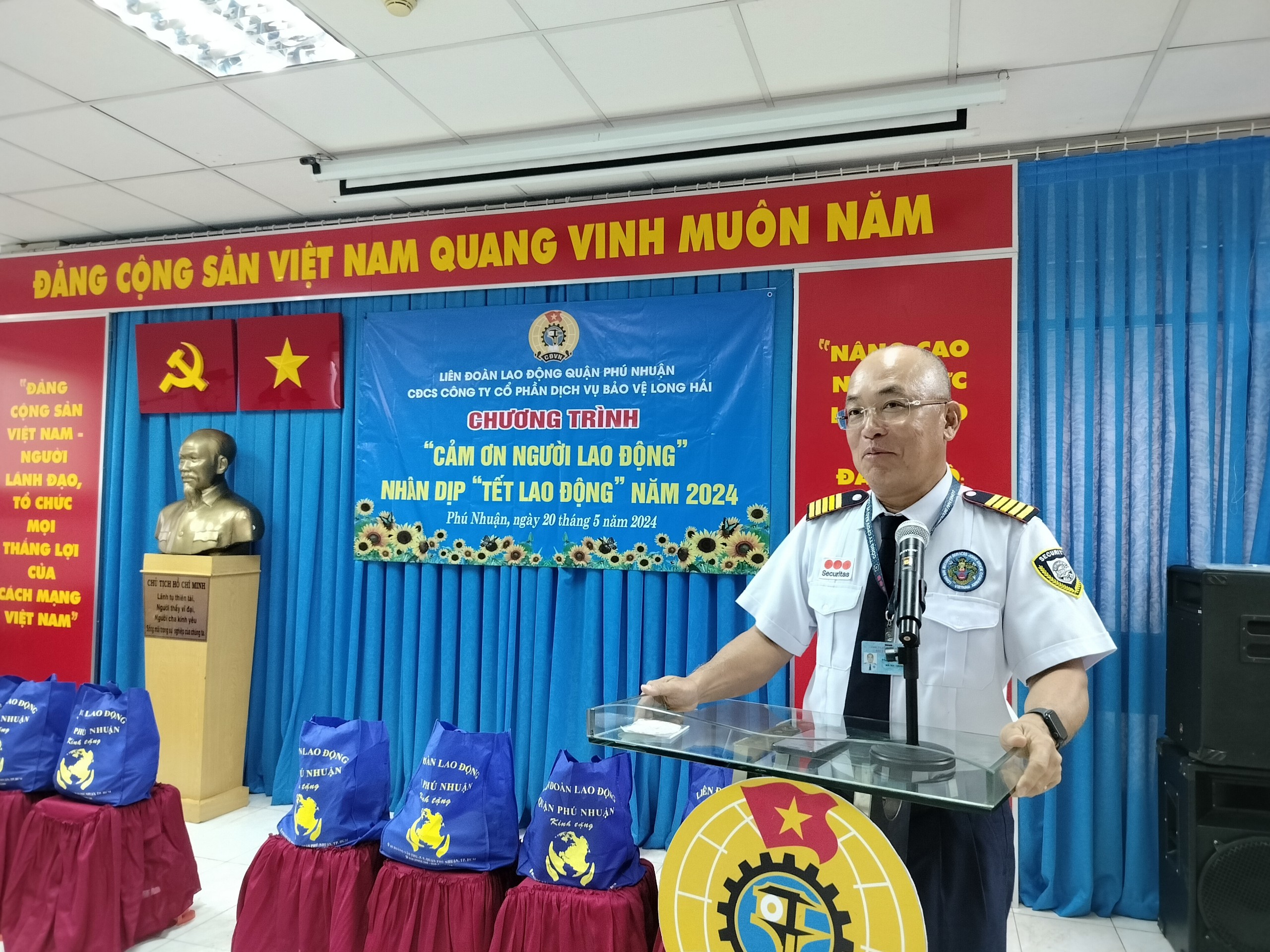Chủ doanh nghiệp x&uacute;c động khi C&ocirc;ng đo&agrave;n đến tận nơi tri &acirc;n nh&acirc;n vi&ecirc;n c&ocirc;ng ty- Ảnh 4.