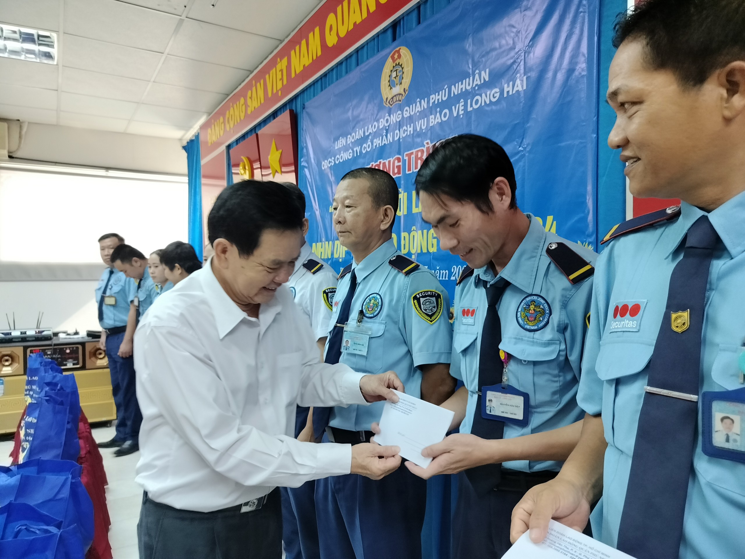 Chủ doanh nghiệp x&uacute;c động khi C&ocirc;ng đo&agrave;n đến tận nơi tri &acirc;n nh&acirc;n vi&ecirc;n c&ocirc;ng ty- Ảnh 2.