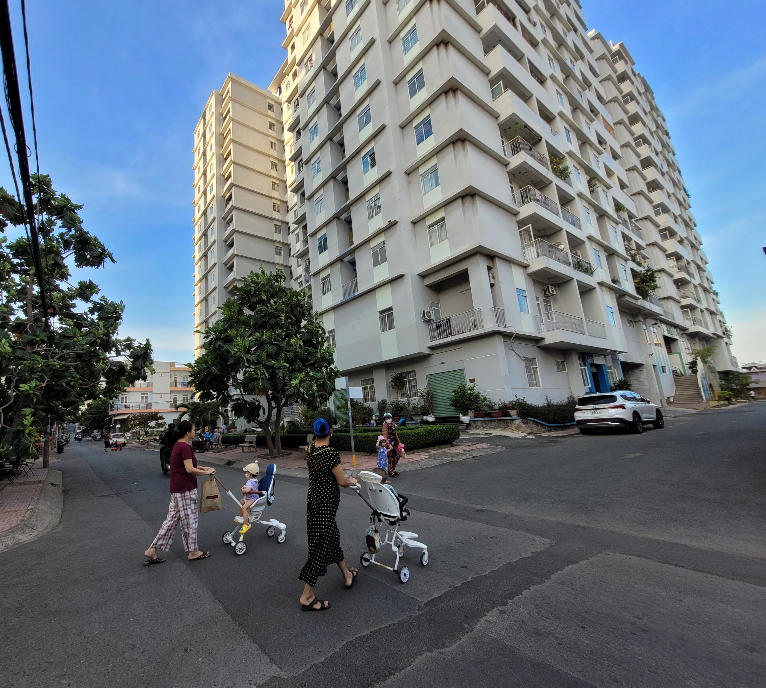 Từ năm 2019, khu nh&agrave; ở x&atilde; hội của C&ocirc;ng ty L&ecirc; Th&agrave;nh tr&ecirc;n đường L&ecirc; Tấn B&ecirc; (quận B&igrave;nh T&acirc;n, TP HCM) được đưa v&agrave;o sử dụng, với quy m&ocirc; 930 căn hộ. Dự &aacute;n n&agrave;y c&oacute; gi&aacute; khởi điểm khoảng 500 triệu đồng một căn. Sau 3 năm, c&aacute;c căn hộ đều k&iacute;n người ở Ảnh: TẤN THẠNH