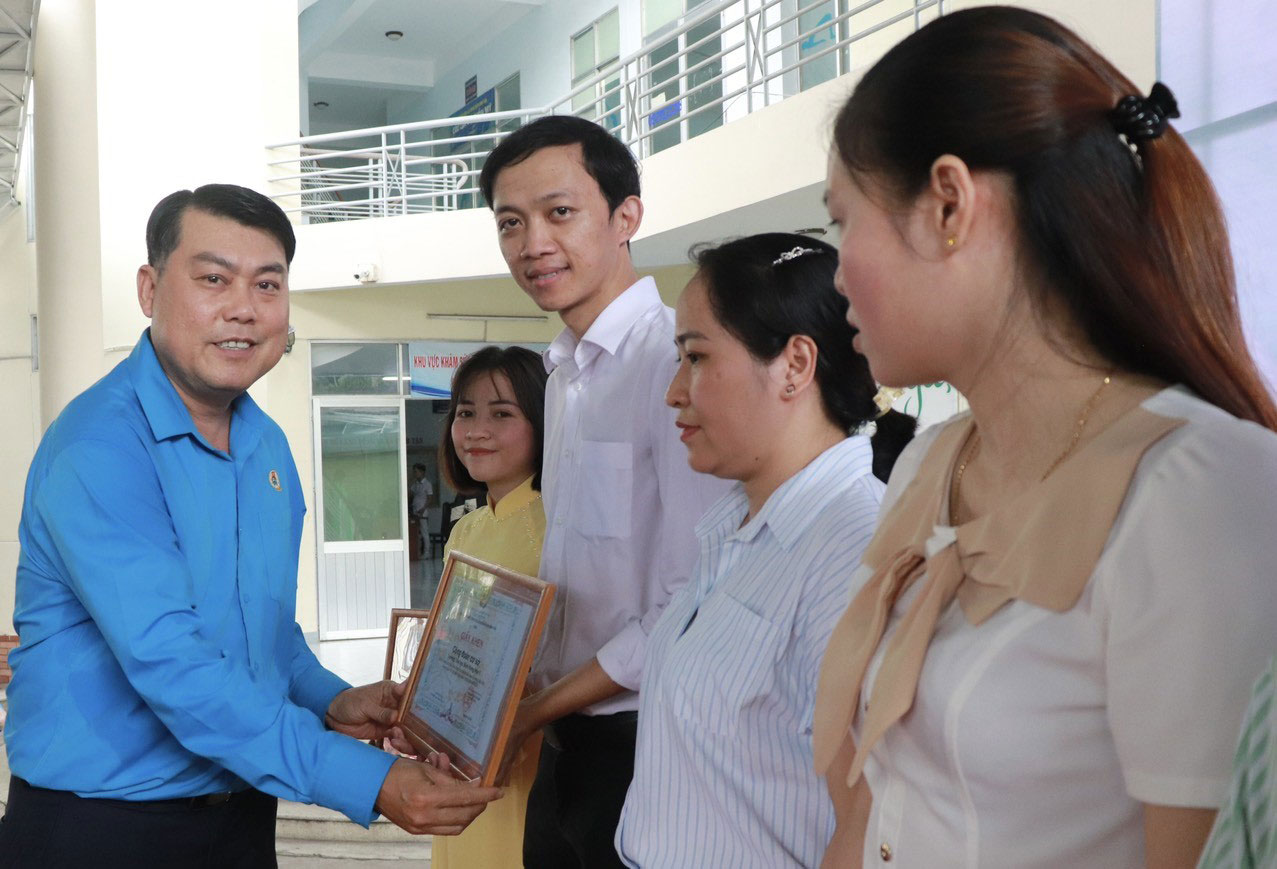 &Ocirc;ng Nguyễn Văn Hải, Chủ tịch LĐLĐ quận B&igrave;nh T&acirc;n, TP HCM,  khen thưởng c&aacute;c gương điển h&igrave;nh  trong học tập v&agrave; l&agrave;m theo B&aacute;c Ảnh: MAI CHI