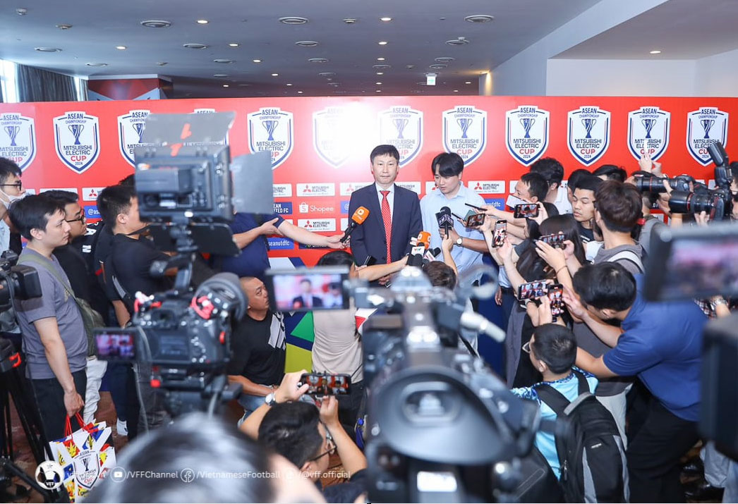B&agrave;i to&aacute;n kh&oacute; cho HLV Kim Sang-sik- Ảnh 1.