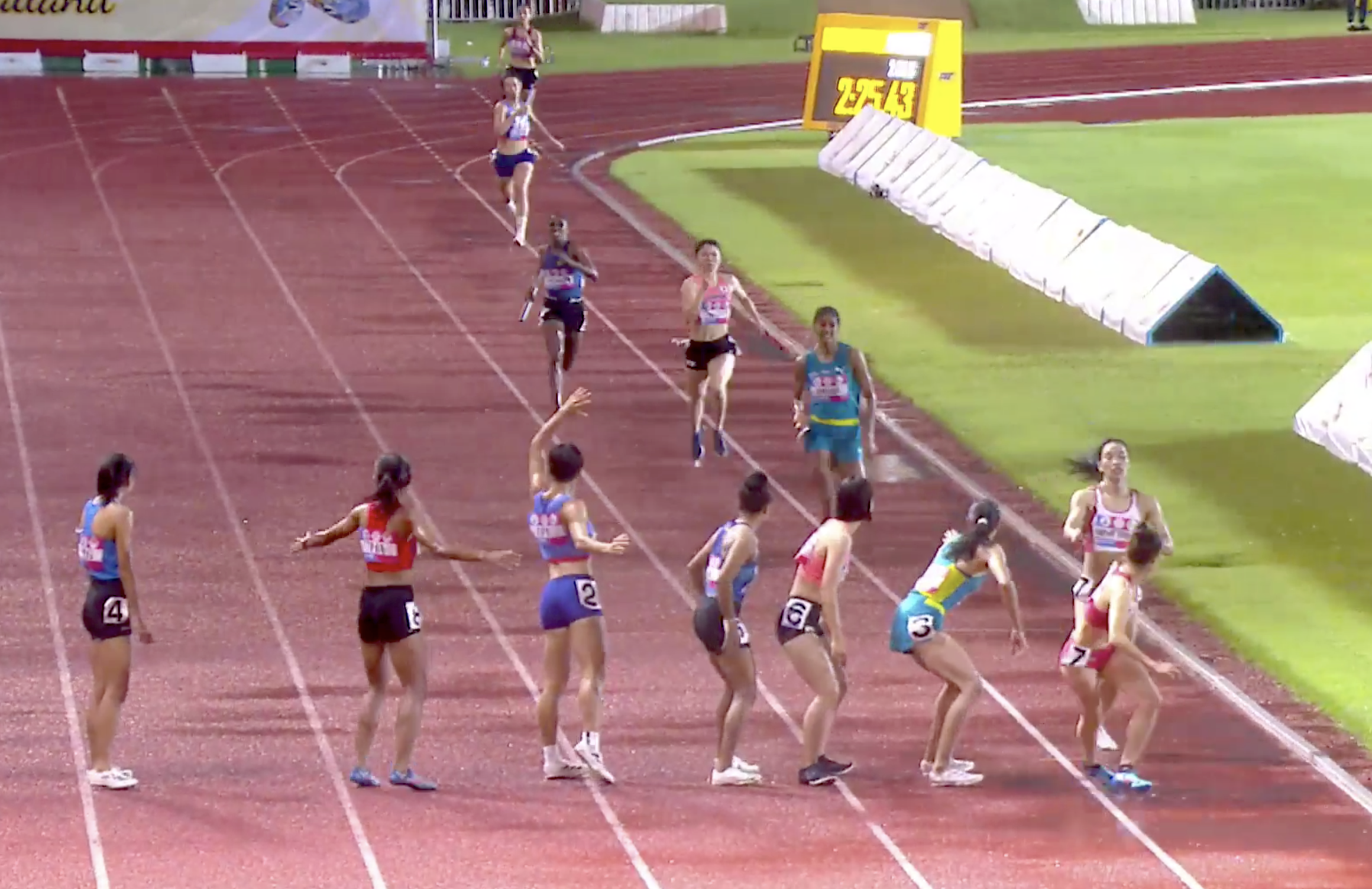 Gi&agrave;nh HCV ch&acirc;u &Aacute;, tuyển tiếp sức 4x400 m nữ Việt Nam vẫn hụt v&eacute; Olympic- Ảnh 2.