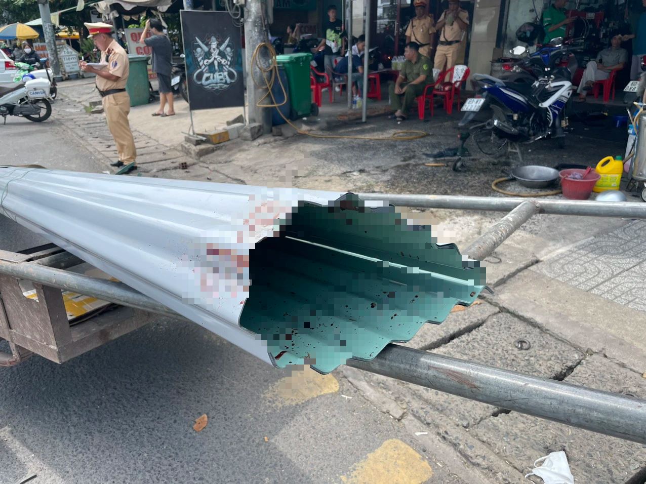 Xe chở tôn đi ngược chiều “chém” chết người đi xe máy- Ảnh 2.