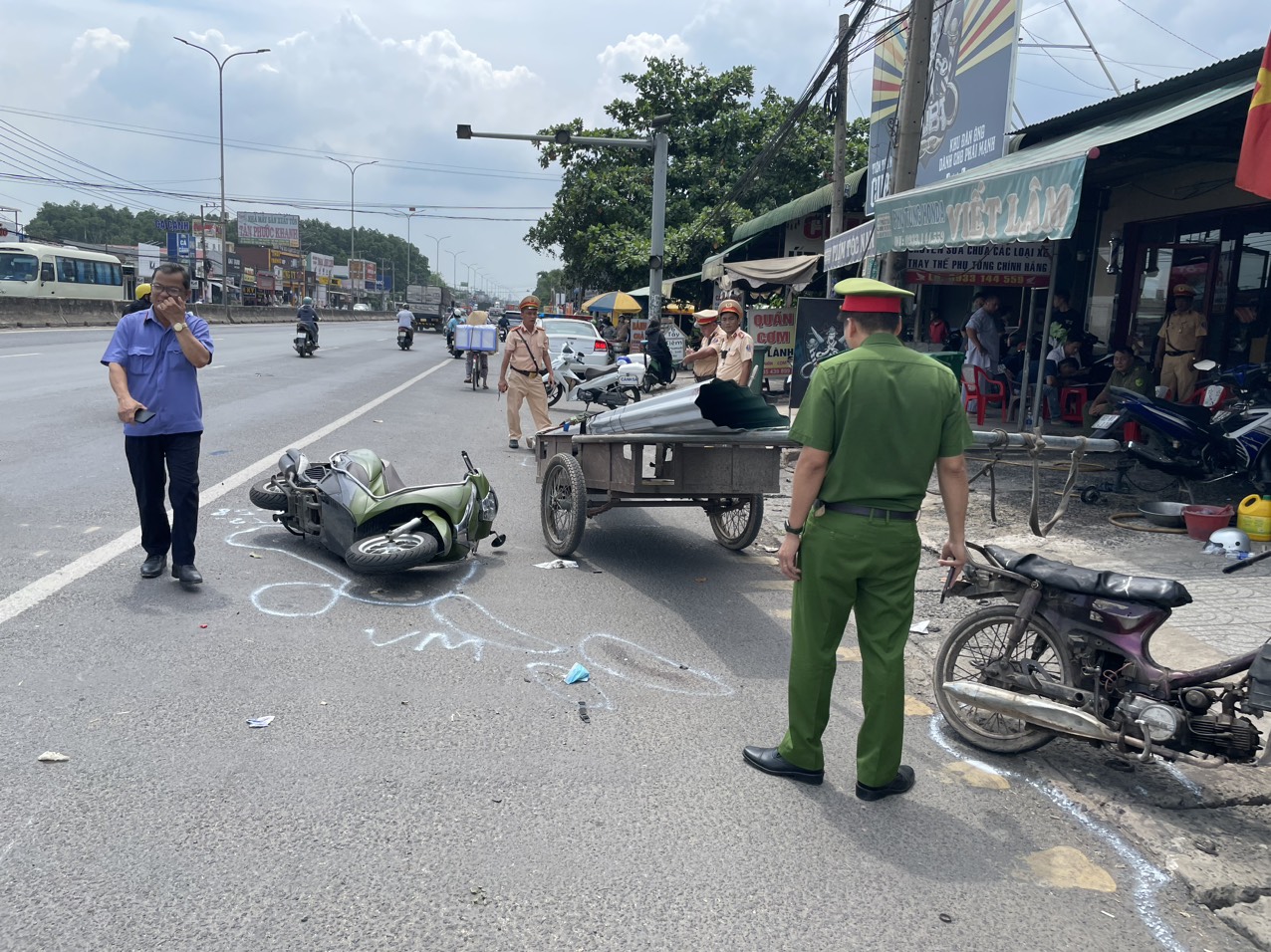 Xe chở tôn đi ngược chiều “chém” chết người đi xe máy- Ảnh 1.