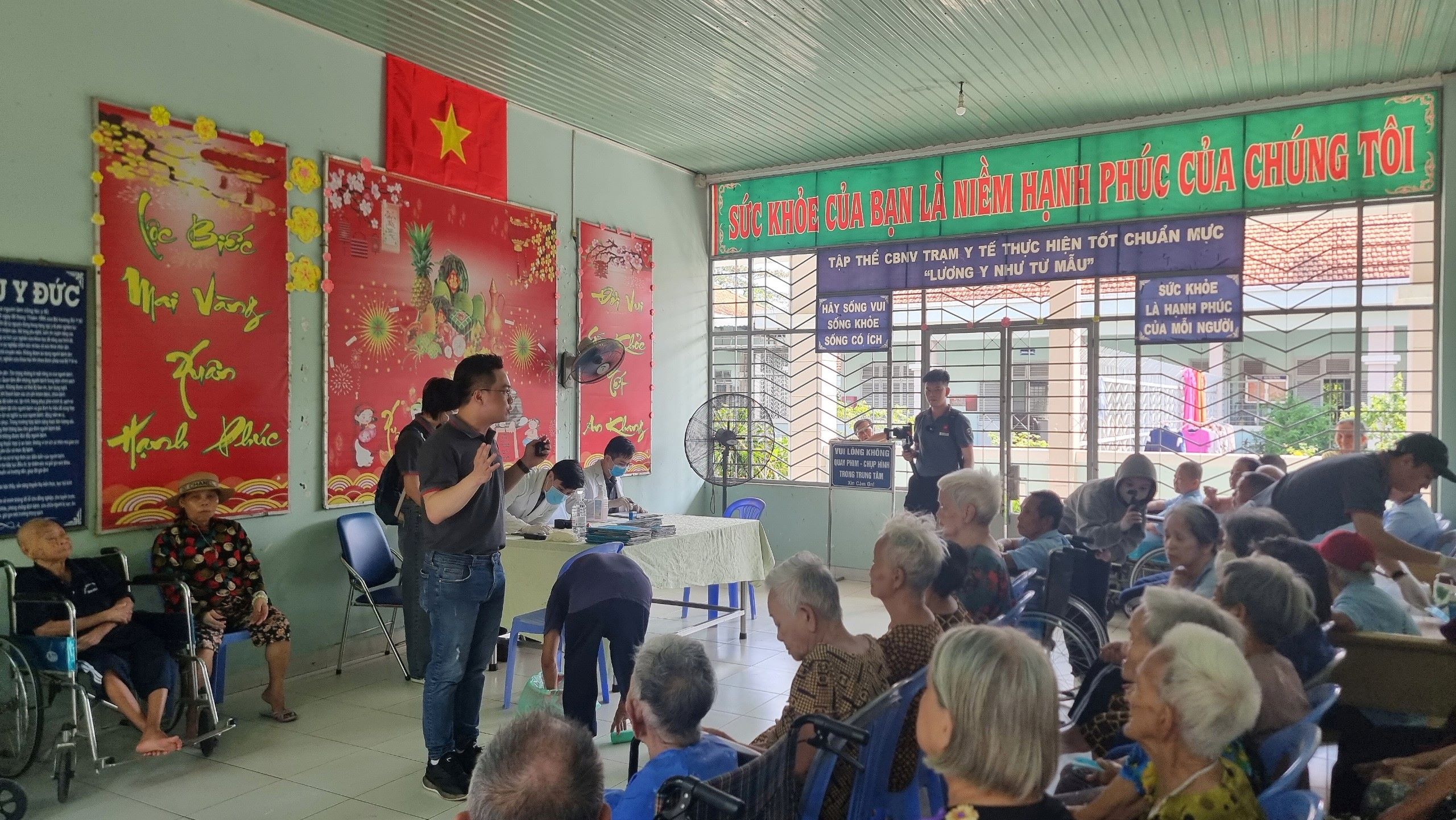 MC Tấn T&agrave;i c&ugrave;ng &aacute; hậu Lệ Hằng chăm lo cho cụ gi&agrave; neo đơn- Ảnh 2.