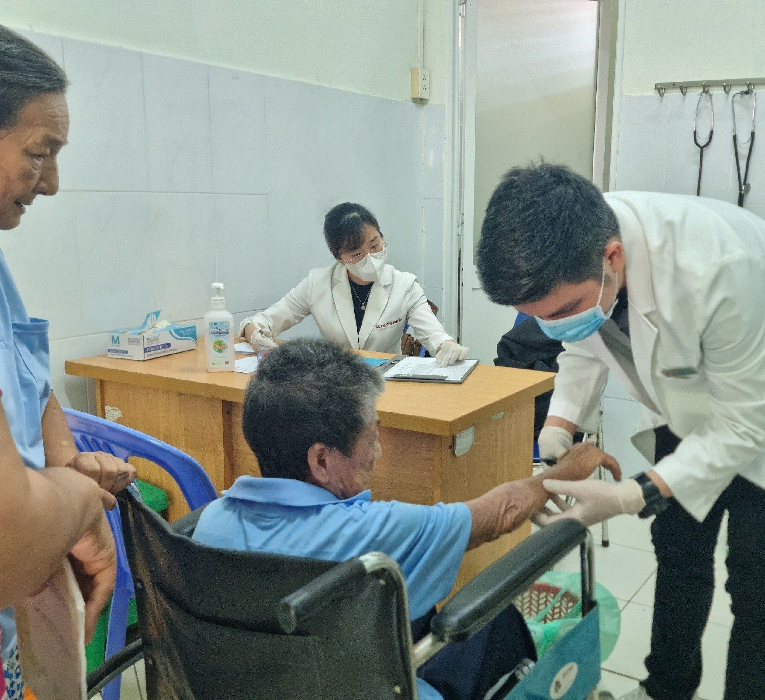 MC Tấn T&agrave;i c&ugrave;ng &aacute; hậu Lệ Hằng chăm lo cho cụ gi&agrave; neo đơn- Ảnh 4.