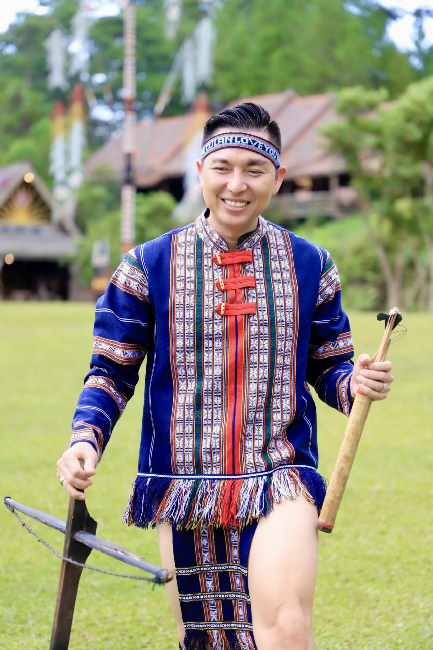 BTV Tuấn Duy diện thổ cẩm khoe n&eacute;t đẹp đại ng&agrave;n v&ugrave;ng cao- Ảnh 1.