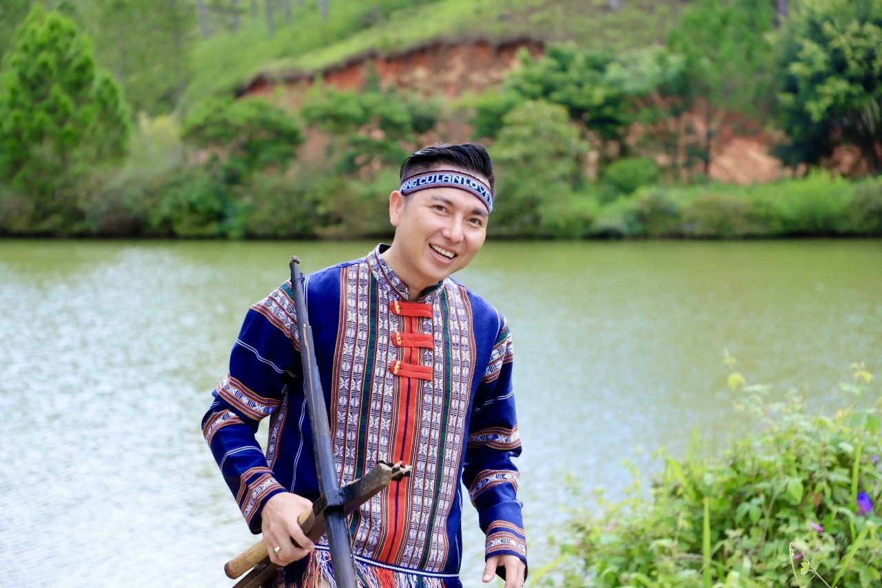 BTV Tuấn Duy diện thổ cẩm khoe n&eacute;t đẹp đại ng&agrave;n v&ugrave;ng cao- Ảnh 3.