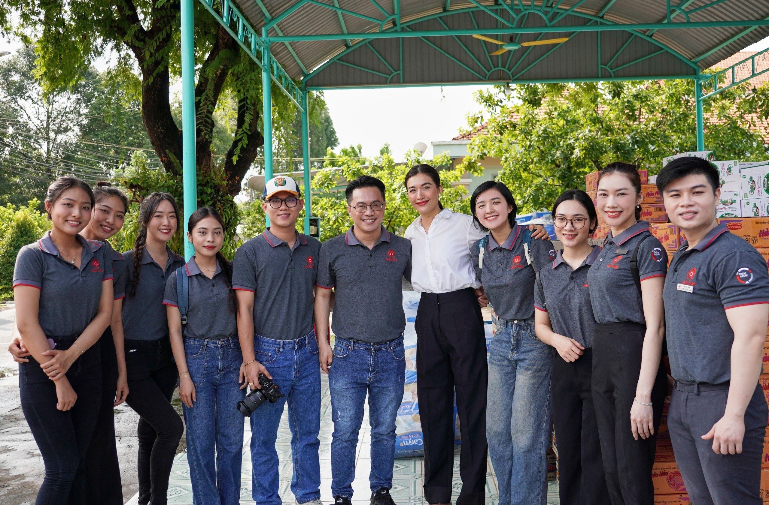 MC Tấn T&agrave;i c&ugrave;ng &aacute; hậu Lệ Hằng chăm lo cho cụ gi&agrave; neo đơn- Ảnh 3.
