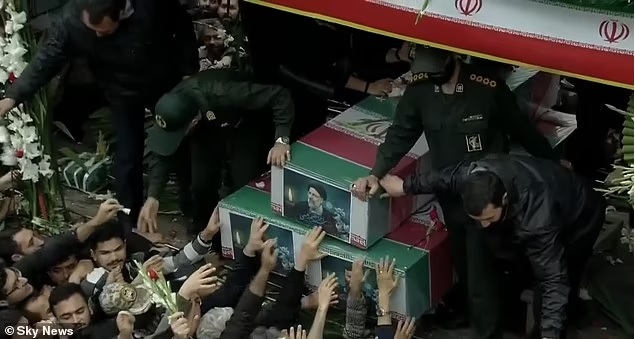 Khu vực giường của xe tải được mở rộng để đặt những chiếc quan t&agrave;i. Ảnh: Sky News