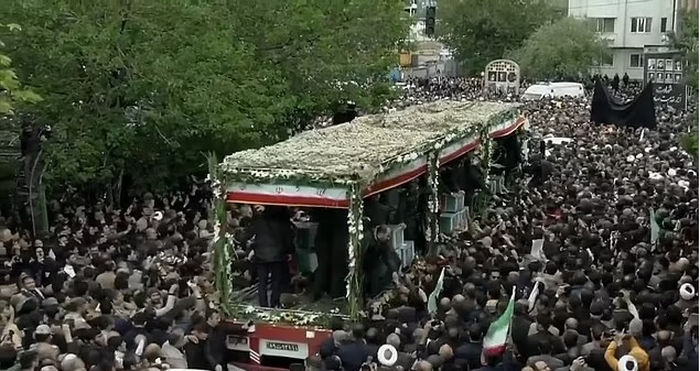 H&agrave;ng ng&agrave;n người đưa tang đứng chật k&iacute;n đường phố Tabriz để tỏ l&ograve;ng ngưỡng mộ đối với c&ocirc;́ T&ocirc;̉ng th&ocirc;́ng Iran Ebrahim Raisi. Ảnh: Sky News