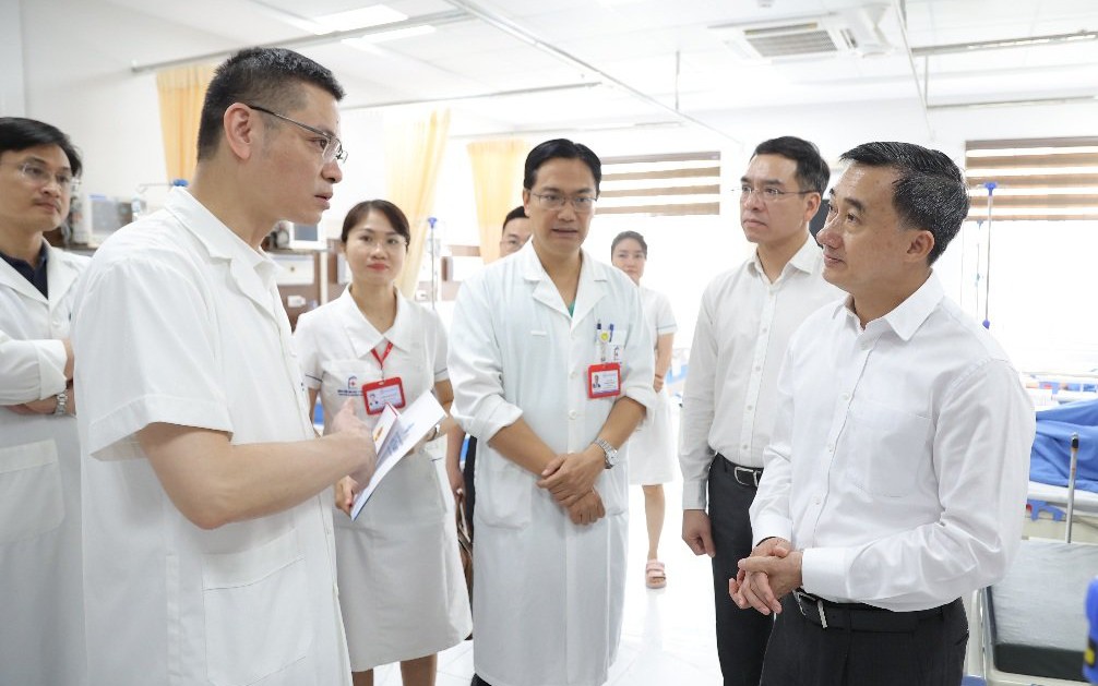 Nữ bác sĩ bị tấm kính rơi vào người: Bệnh viện sắp xếp công việc phù hợp
