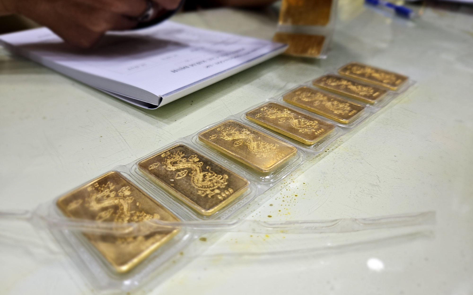 Cuối ngày, giá vàng miếng SJC tiếp tục lao dốc