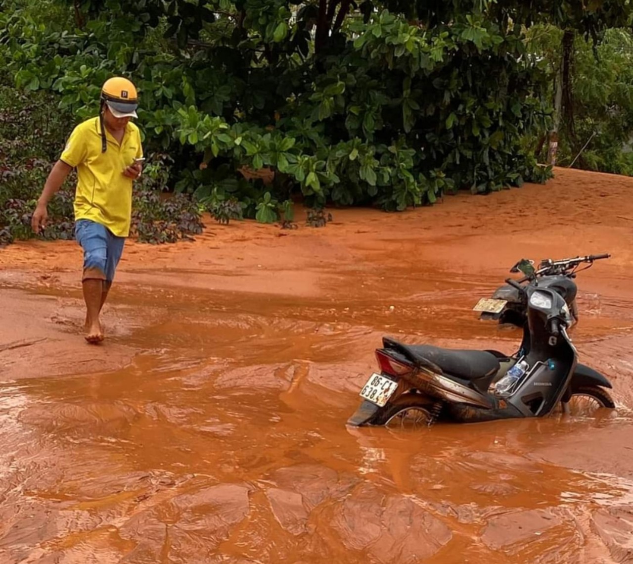 Lũ c&aacute;t, b&ugrave;n đỏ v&ugrave;i lấp đường du lịch Mũi N&eacute;, nhiều nh&agrave; d&acirc;n, xe cộ- Ảnh 3.