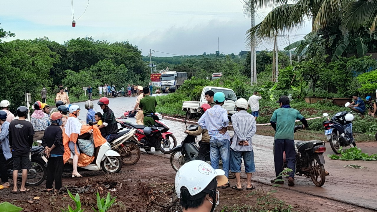 Vợ chồng tử vong thương tâm sau va chạm với xe tải ở Bình Phước- Ảnh 2.