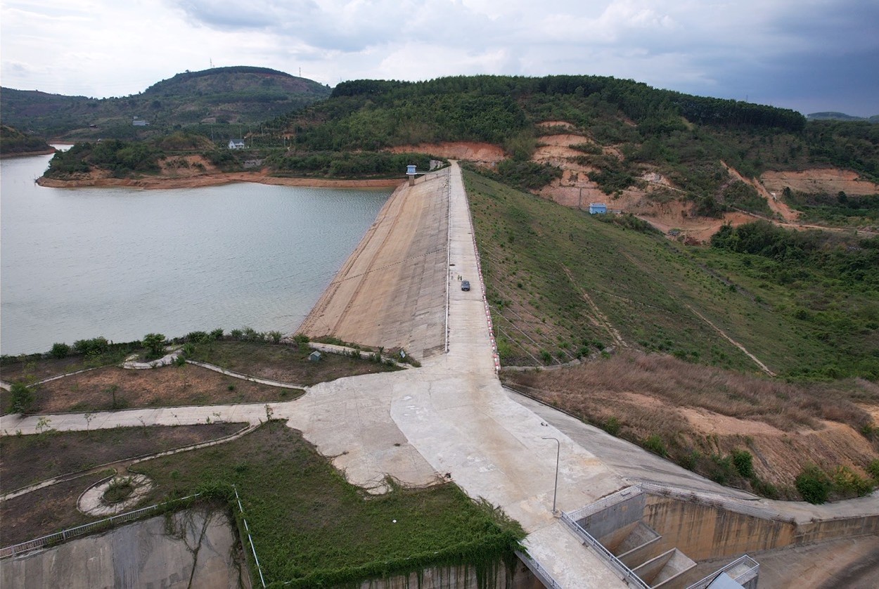 Đập thủy lợi 375 tỉ đồng chưa bàn giao đã bị lún, nứt chằng chịt
- Ảnh 1.