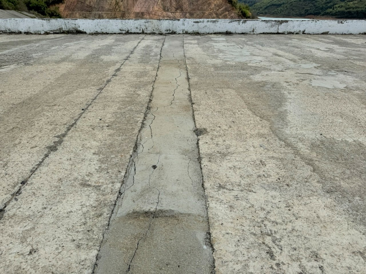 Đập thủy lợi 375 tỉ đồng chưa bàn giao đã bị lún, nứt chằng chịt
- Ảnh 6.
