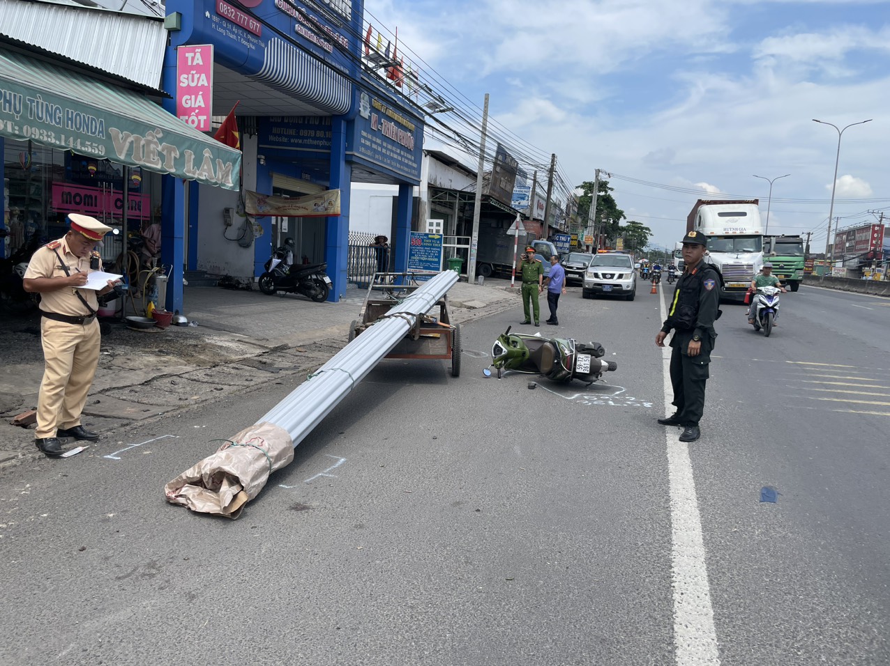 Đồng Nai: Tạm giữ lái xe chở tôn