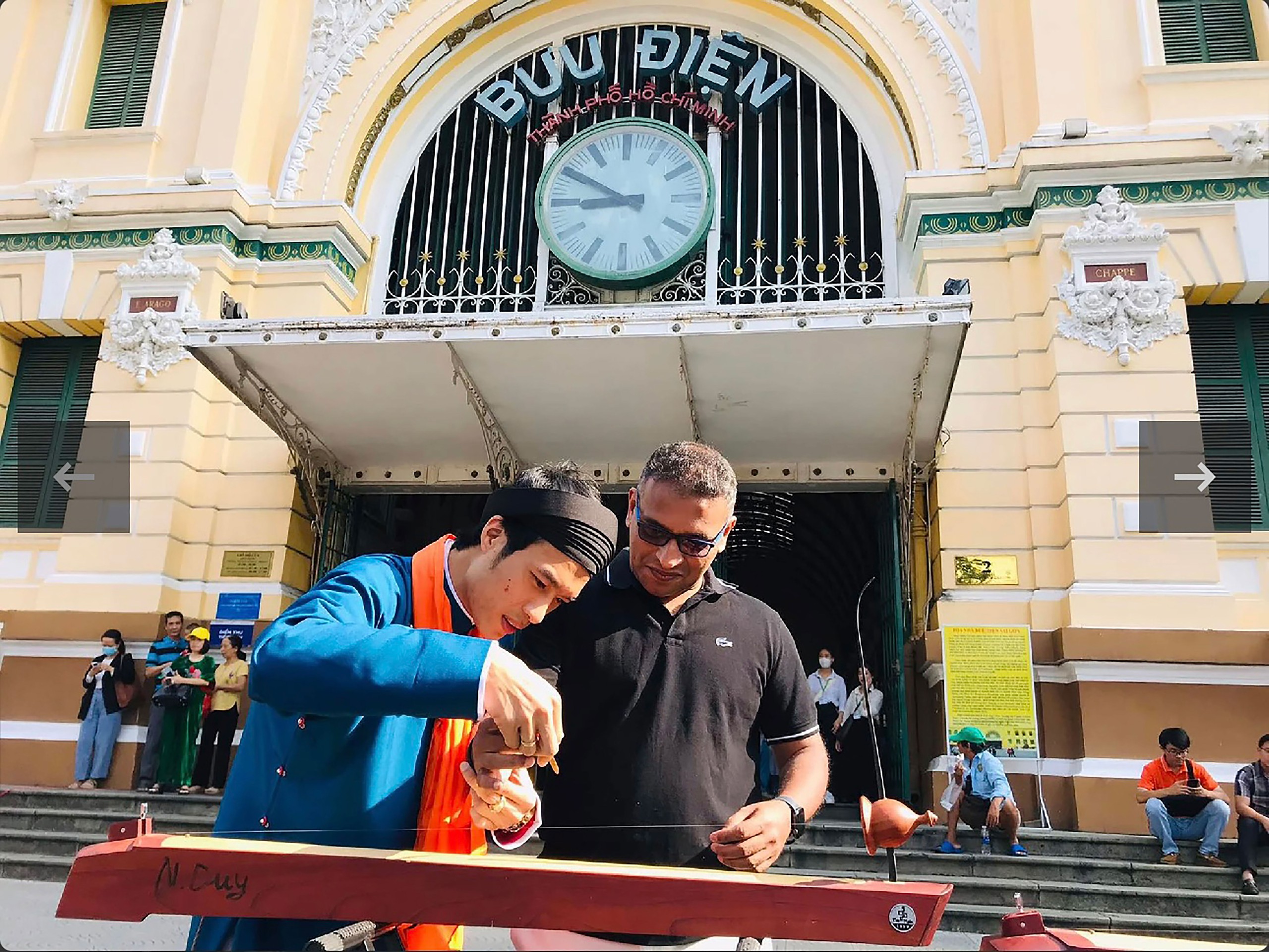 Chương tr&igrave;nh Giới thiệu Nghệ thuật cải lương v&agrave; Nhạc cụ d&acirc;n tộc do Trường Đại học FPT TP HCM v&agrave; Nh&agrave; h&aacute;t Trần Hữu Trang phối hợp tổ chức biểu diễn tại Bưu điện TP HCM, thu h&uacute;t đ&ocirc;ng du kh&aacute;ch Ảnh: THANH HIỆP