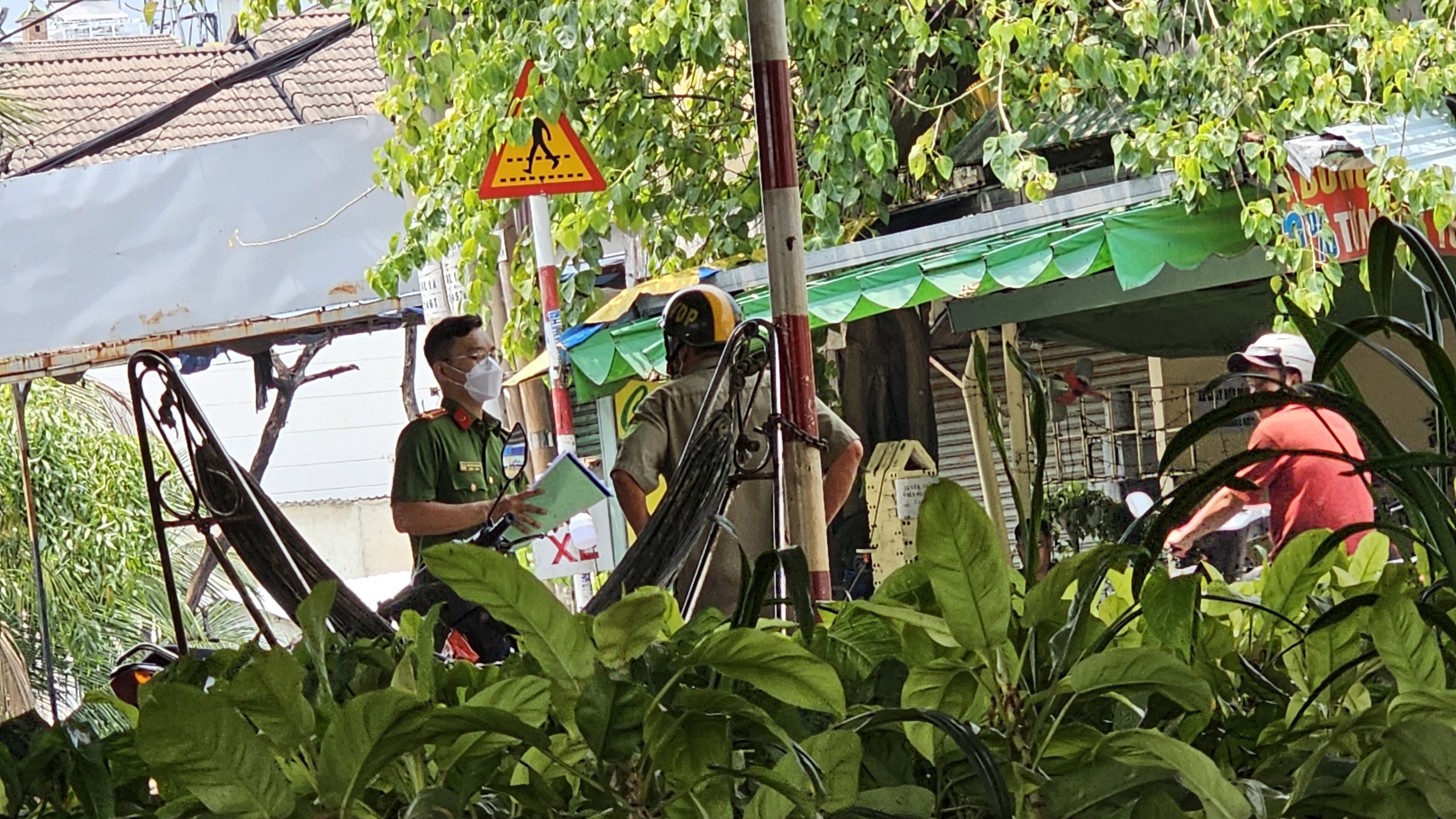 TP HCM: Người đàn ông chết bất thường dưới gầm cầu vượt- Ảnh 1.