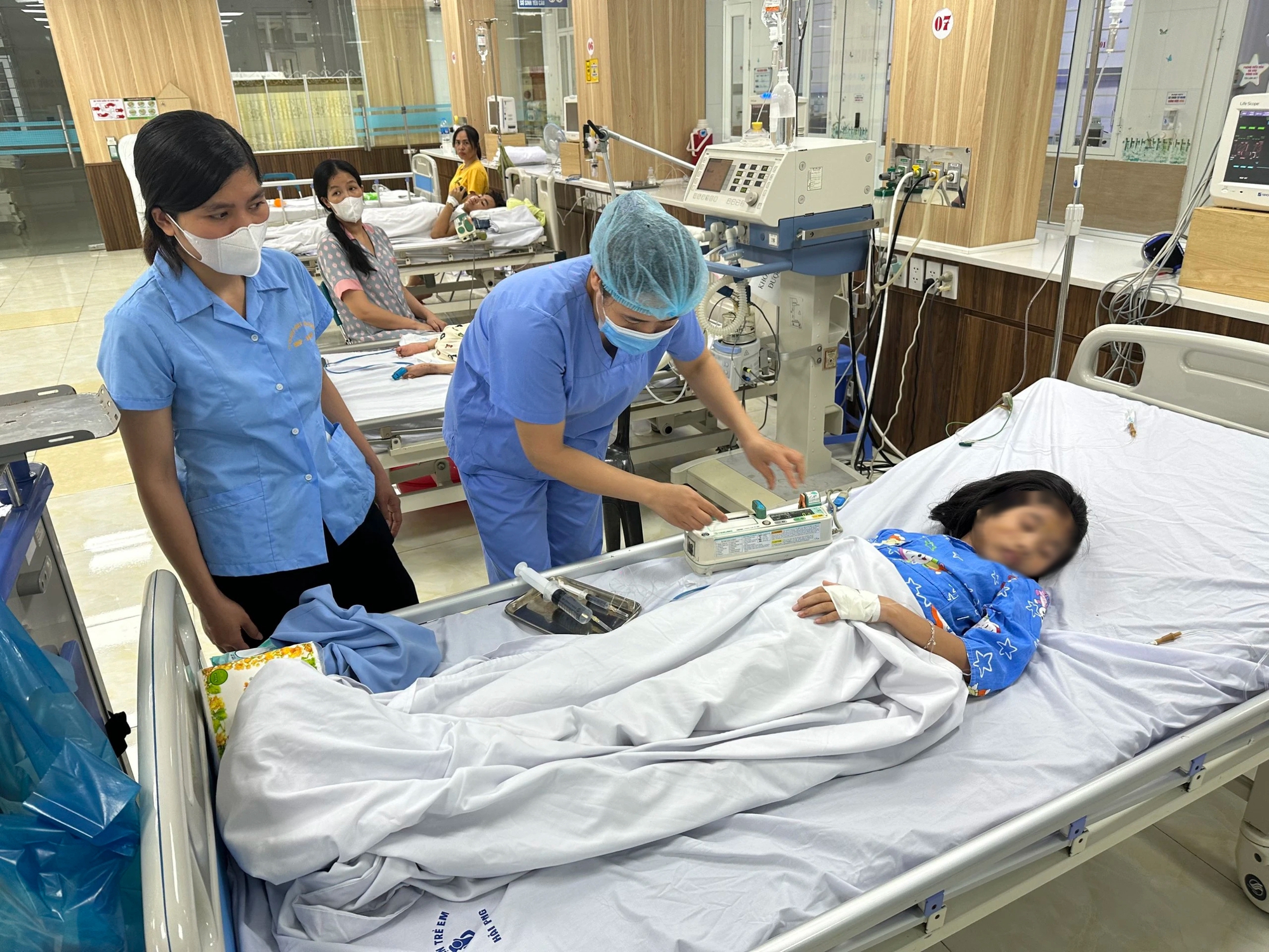 Dừng đèn đỏ, 3 mẹ con bị đàn ong từ khách sạn bay ra đốt, phải nhập viện- Ảnh 3.