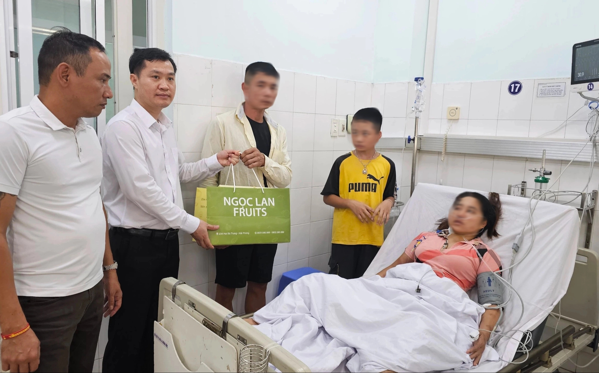 Dừng đèn đỏ, 3 mẹ con bị đàn ong từ khách sạn bay ra đốt, phải nhập viện- Ảnh 1.