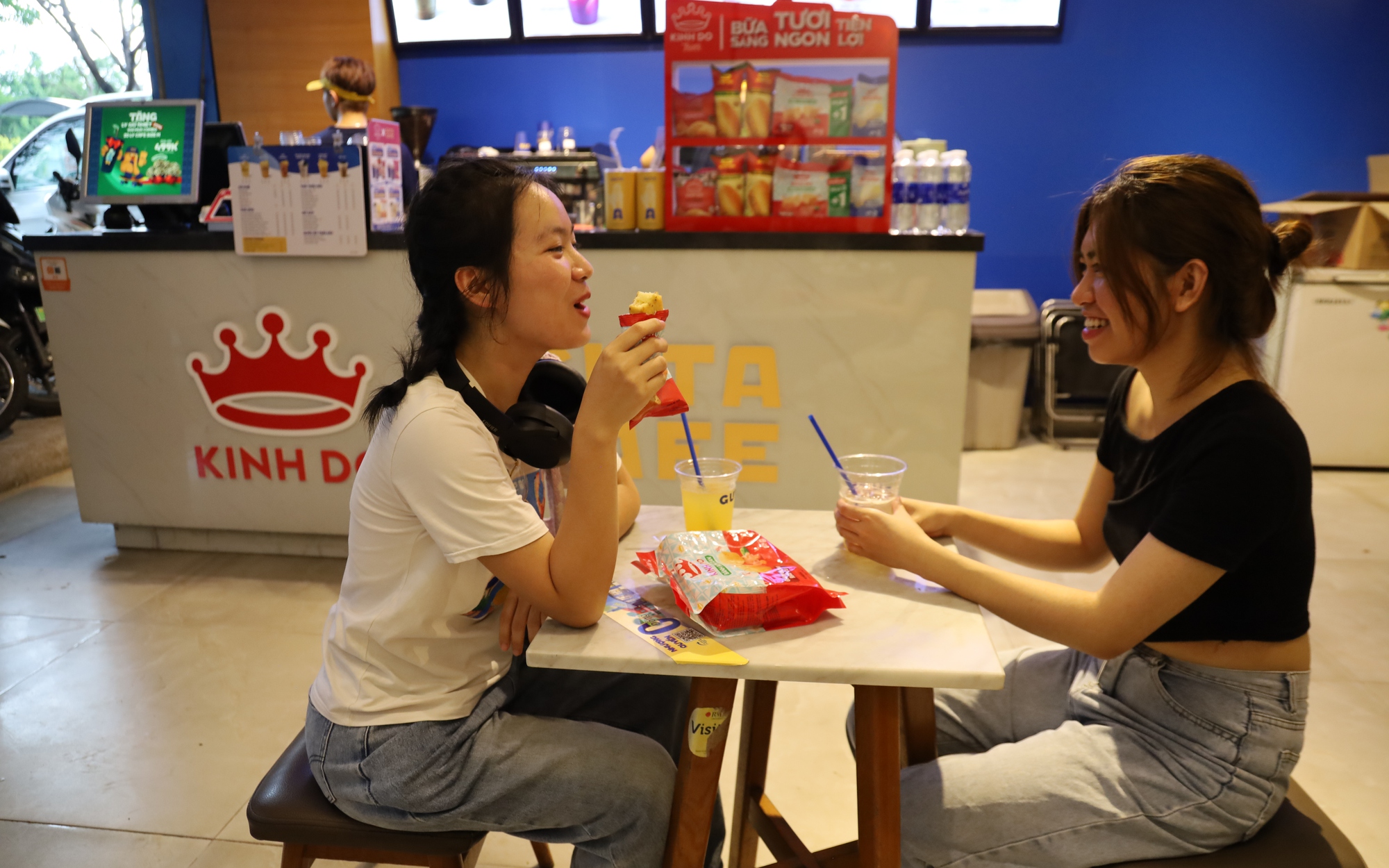 Combo "bánh + nước" của Kinh Đô và Guta đắt hàng

