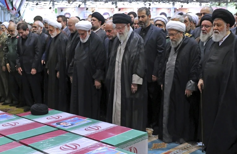 Lãnh tụ tối cao Iran cầu nguyện cho cố Tổng thống Raisi- Ảnh 1.