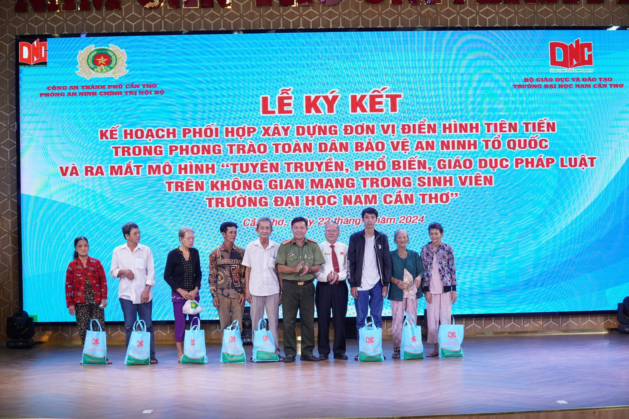 C&ocirc;ng an Cần Thơ phổ biến ph&aacute;p luật tr&ecirc;n kh&ocirc;ng gian mạng cho 22.000 sinh vi&ecirc;n- Ảnh 4.