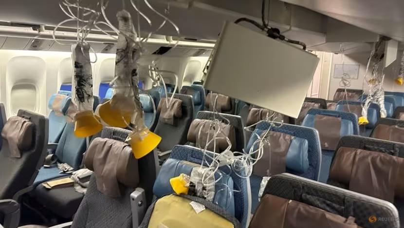 Nghi gặp nhiễu động hiếm, h&agrave;nh kh&aacute;ch bị hất thẳng l&ecirc;n trần m&aacute;y bay Singapore- Ảnh 2.