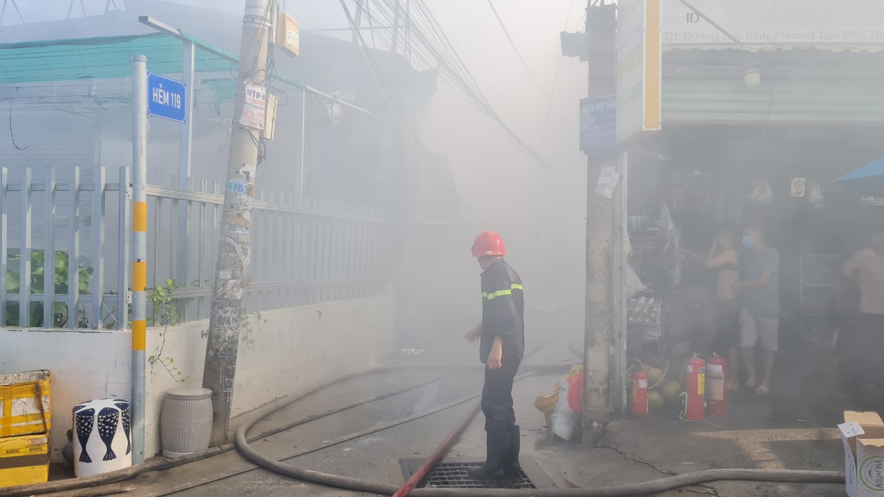 Nhiều xe chữa ch&aacute;y đến dập lửa vụ ch&aacute;y nh&agrave; xưởng ở Thủ Đức- Ảnh 2.