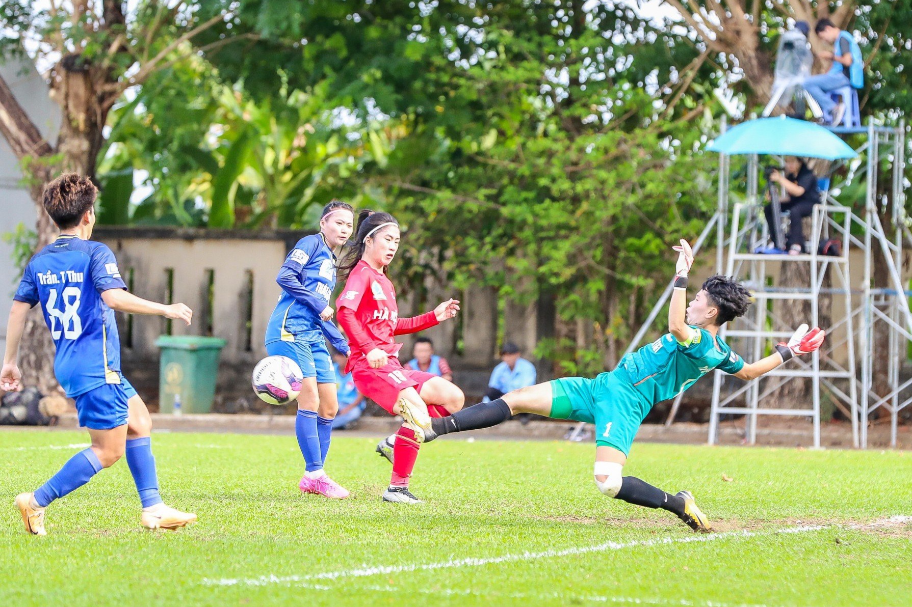 Quả b&oacute;ng v&agrave;ng Việt Nam v&agrave; đồng đội rơi khỏi tốp 3- Ảnh 1.