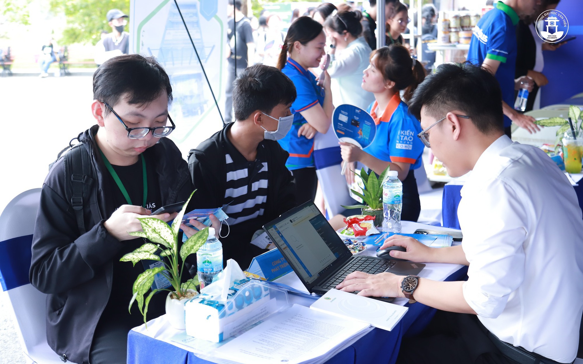 Đến tận trường tuyển người