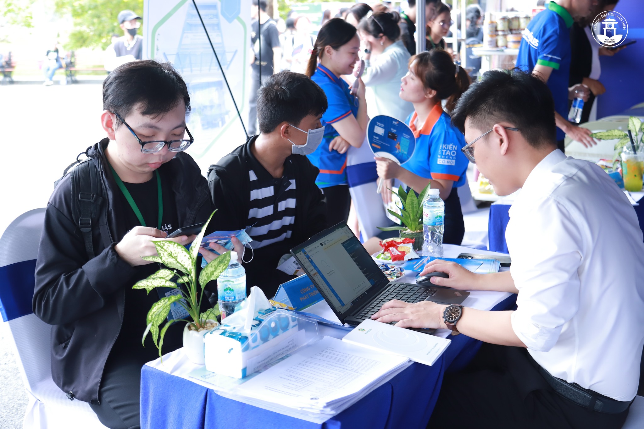 Đến tận trường tuyển người- Ảnh 1.