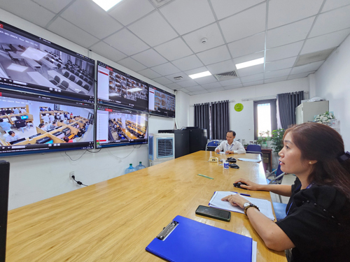 Giám sát phòng thi tại một trường đại học ở TPHCM để phát hiện các trường hợp gian lận thi cử