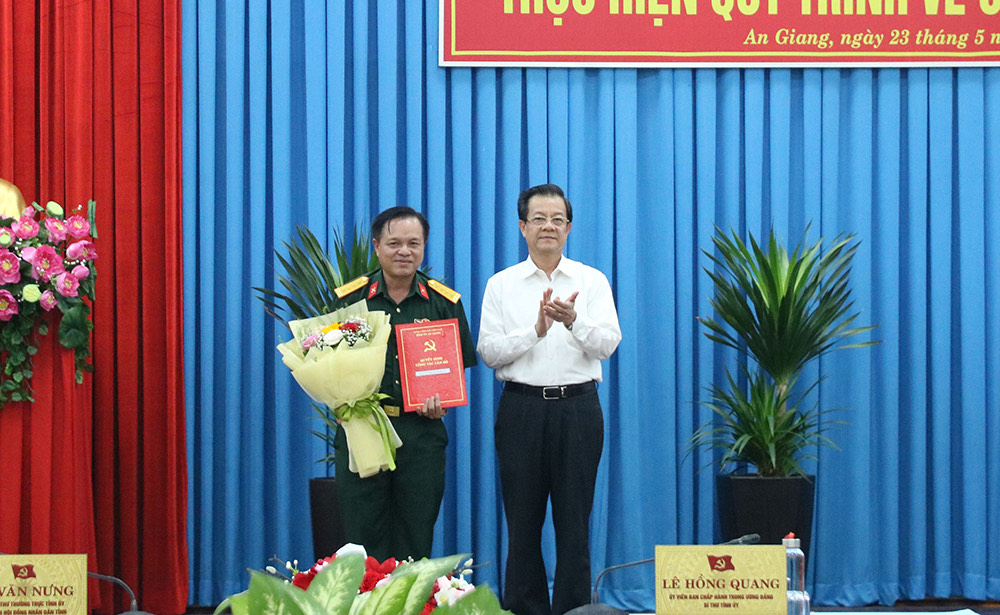 An Giang c&ocirc;ng bố quyết định của Ban B&iacute; thư về c&ocirc;ng t&aacute;c c&aacute;n bộ- Ảnh 1.