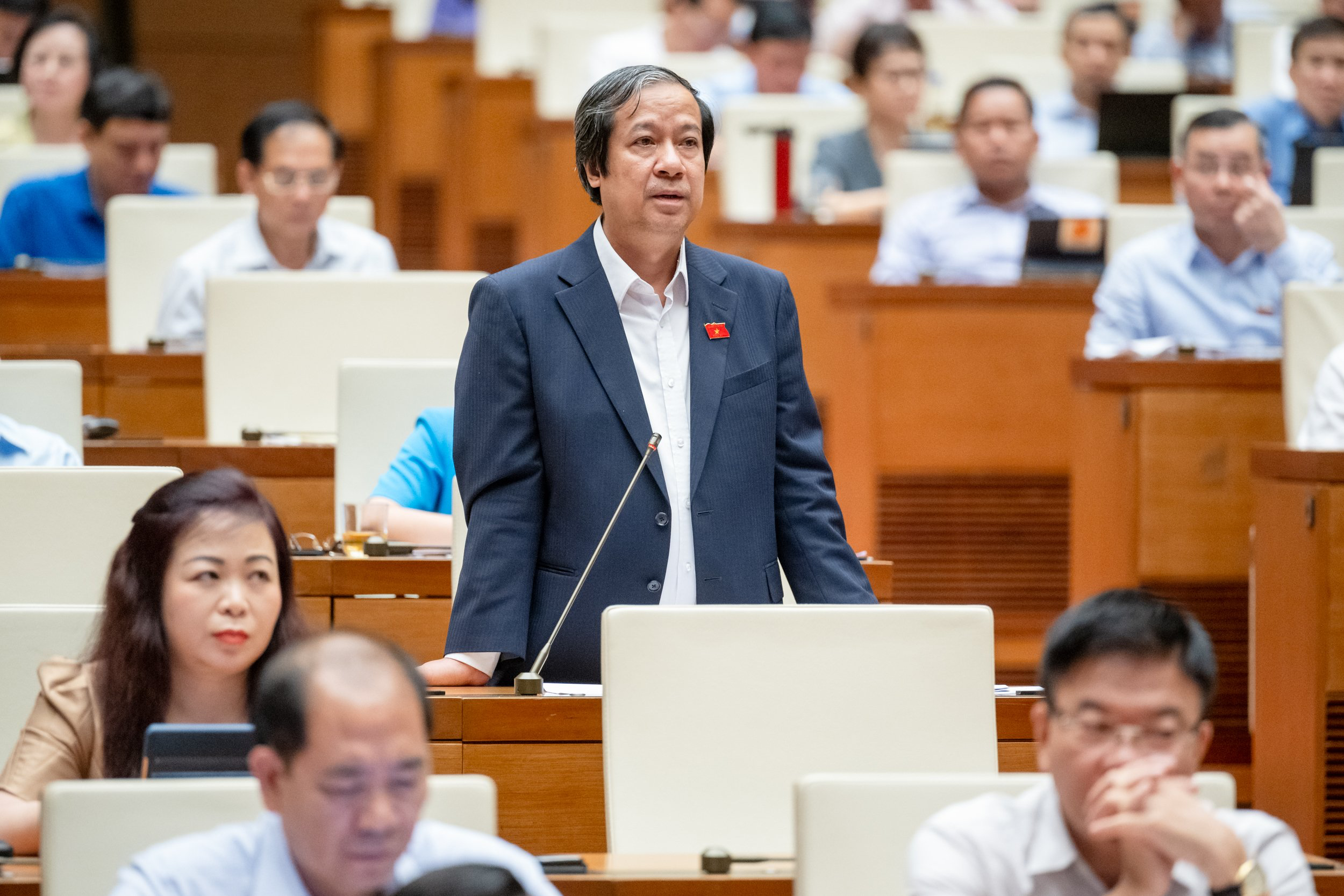 Bộ trưởng GD-ĐT: Lương, thu nhập gi&aacute;o vi&ecirc;n hợp đồng thấp, chưa động vi&ecirc;n người lao động- Ảnh 1.