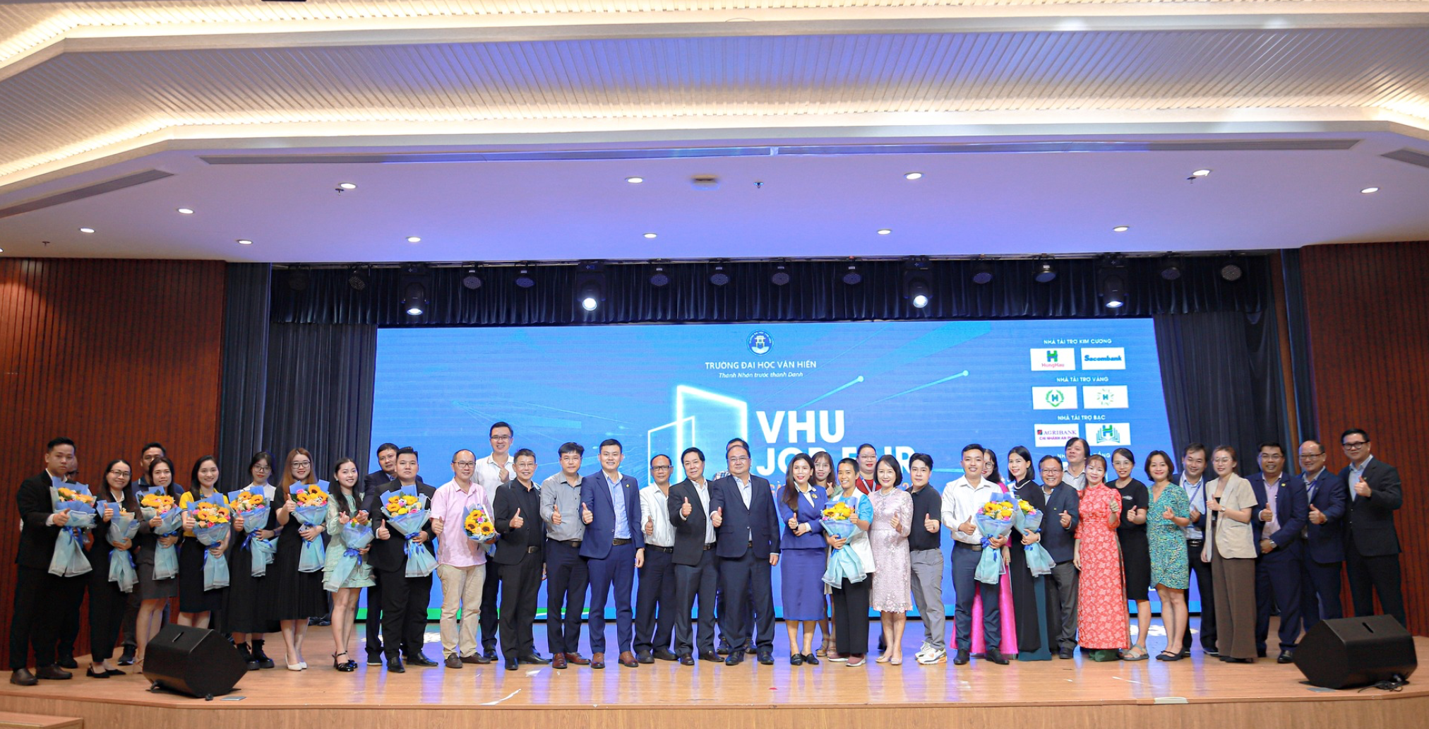 Đến tận trường tuyển người- Ảnh 2.