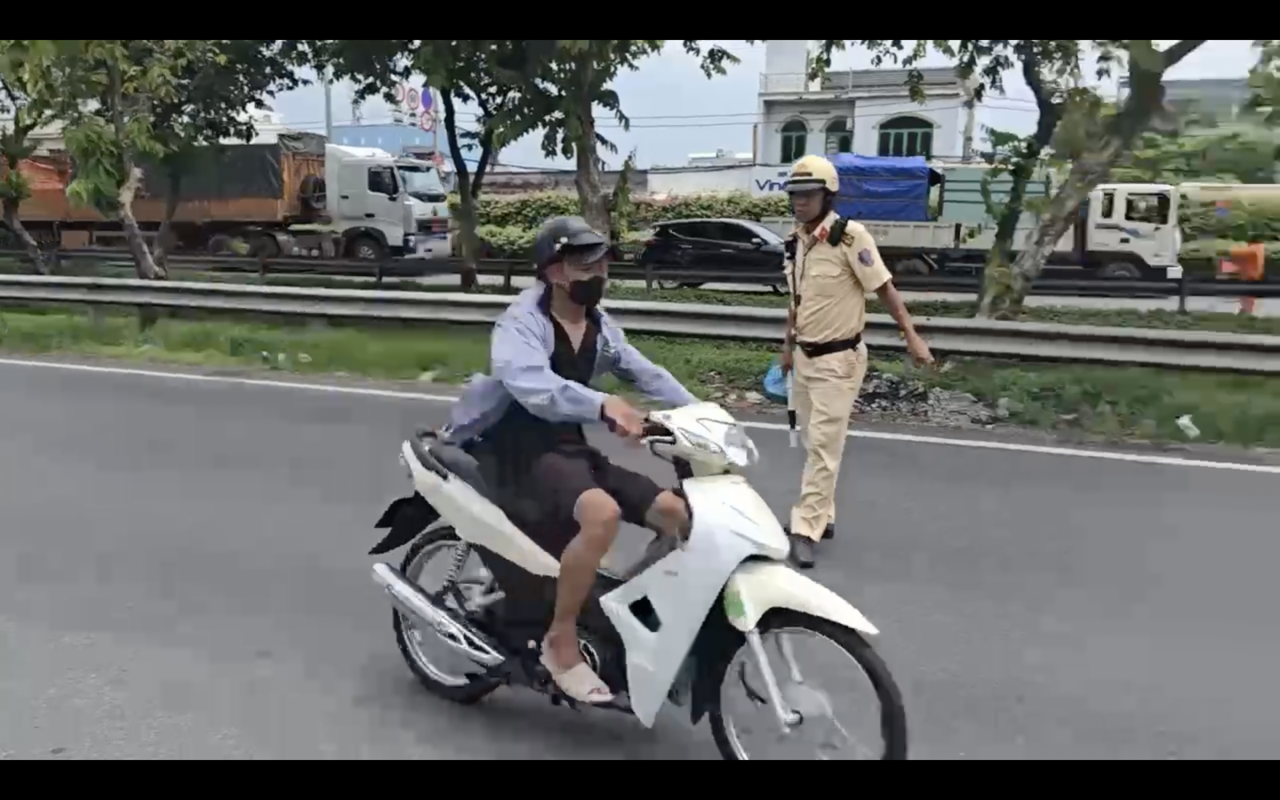 CLIP: Liều mạng "thông chốt" CSGT trên Quốc lộ 1 ở TP HCM