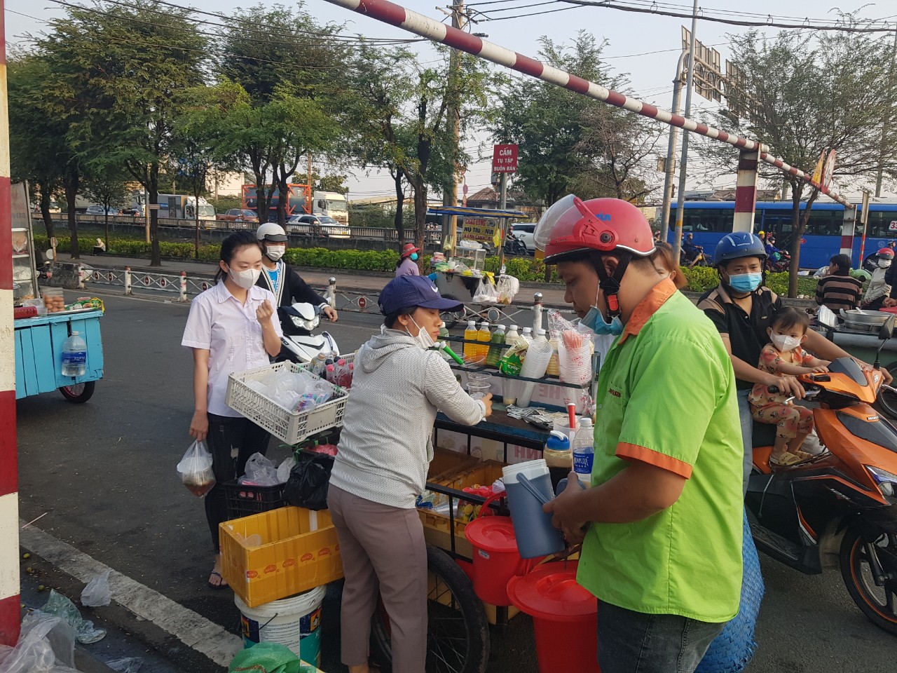 Được đề xuất tham gia BHXH, t&agrave;i xế xe c&ocirc;ng nghệ, người b&aacute;n h&agrave;ng online&hellip; n&oacute;i g&igrave;- Ảnh 1.