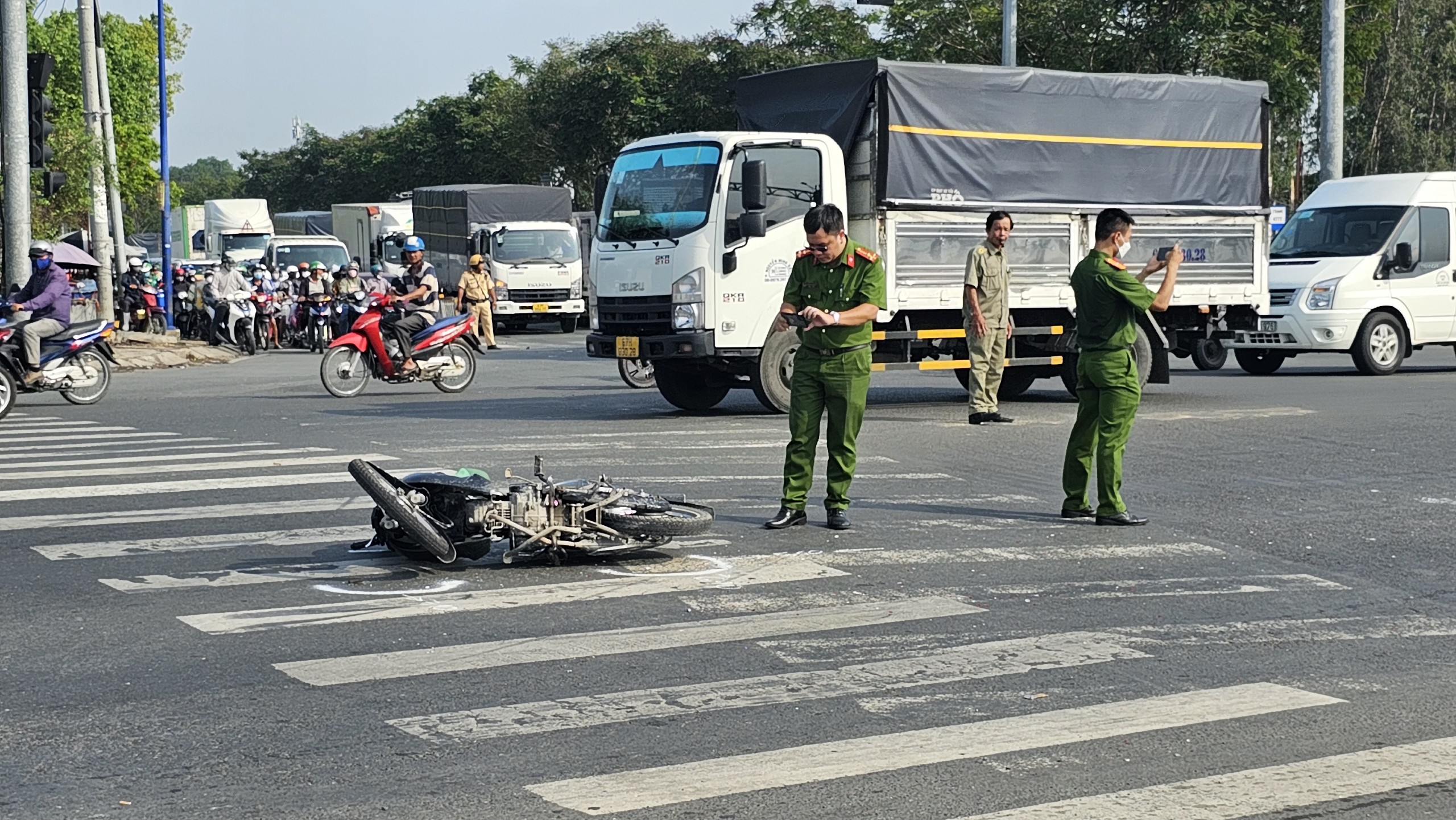 Tai nạn nghi&ecirc;m trọng ngay giao lộ ở quận B&igrave;nh T&acirc;n- Ảnh 1.