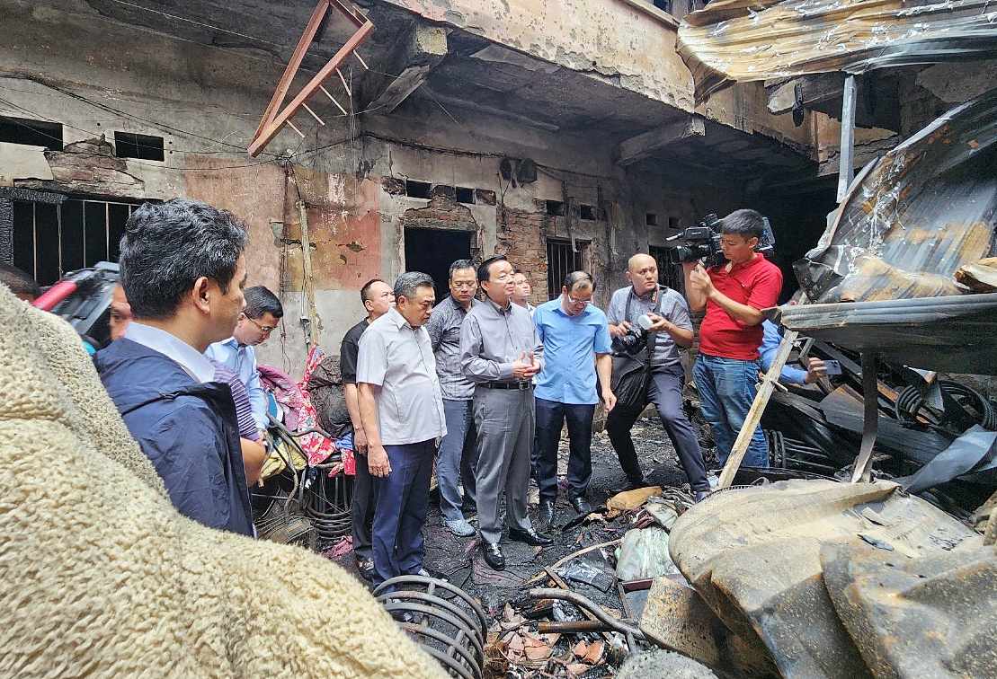 L&atilde;nh đạo Ch&iacute;nh phủ, Quốc hội, Bộ C&ocirc;ng an v&agrave; H&agrave; Nội tới hiện trường vụ ch&aacute;y 14 người tử vong- Ảnh 1.