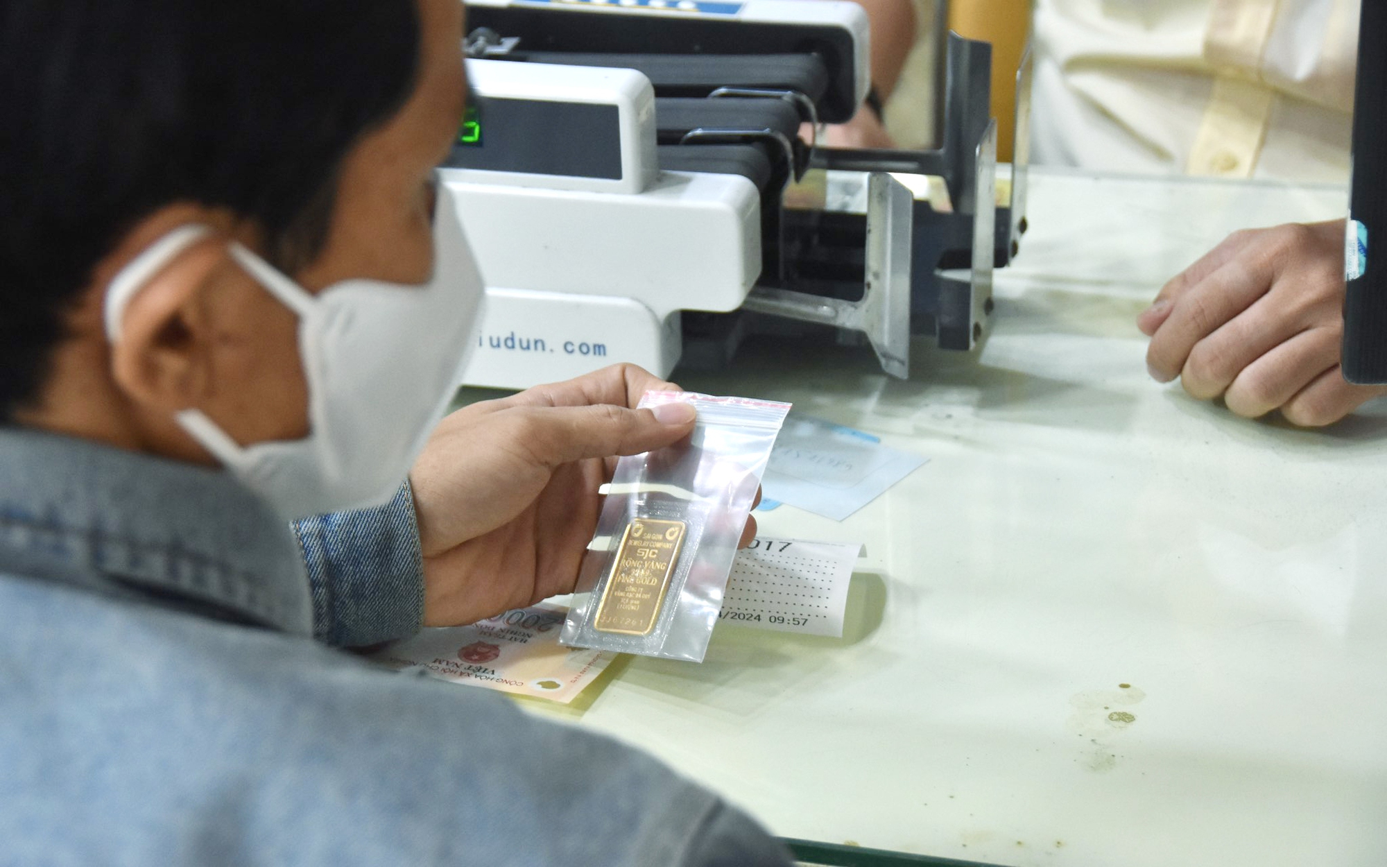 Mạnh tay với thị trường vàng