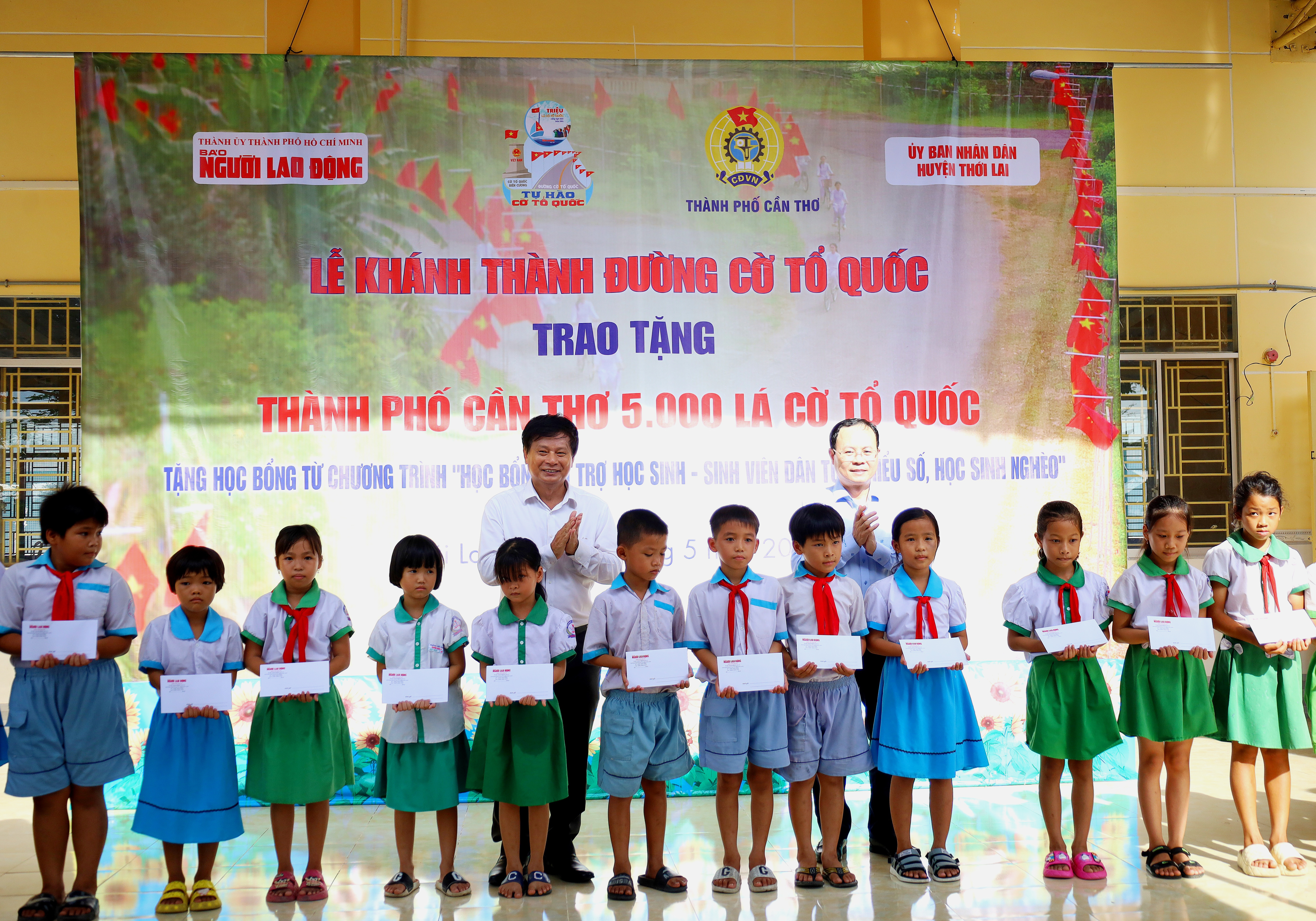 Rực rỡ "Đường cờ Tổ quốc" tr&ecirc;n đất T&acirc;y Đ&ocirc;- Ảnh 1.
