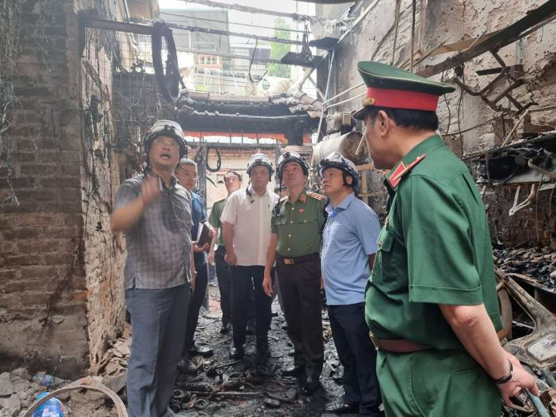 L&atilde;nh đạo Ch&iacute;nh phủ, Quốc hội, Bộ C&ocirc;ng an v&agrave; H&agrave; Nội tới hiện trường vụ ch&aacute;y 14 người tử vong- Ảnh 4.