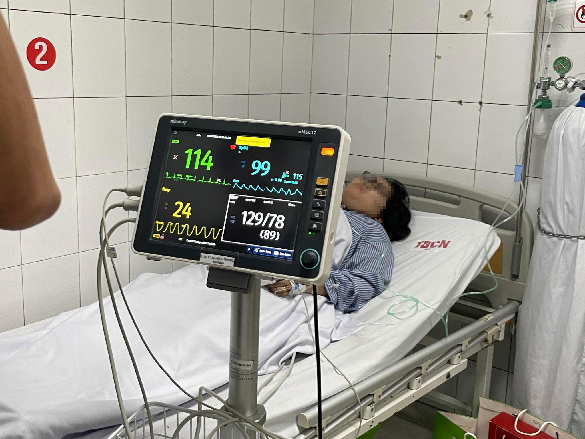 Một nạn nh&acirc;n đang được điều trị t&iacute;ch cực